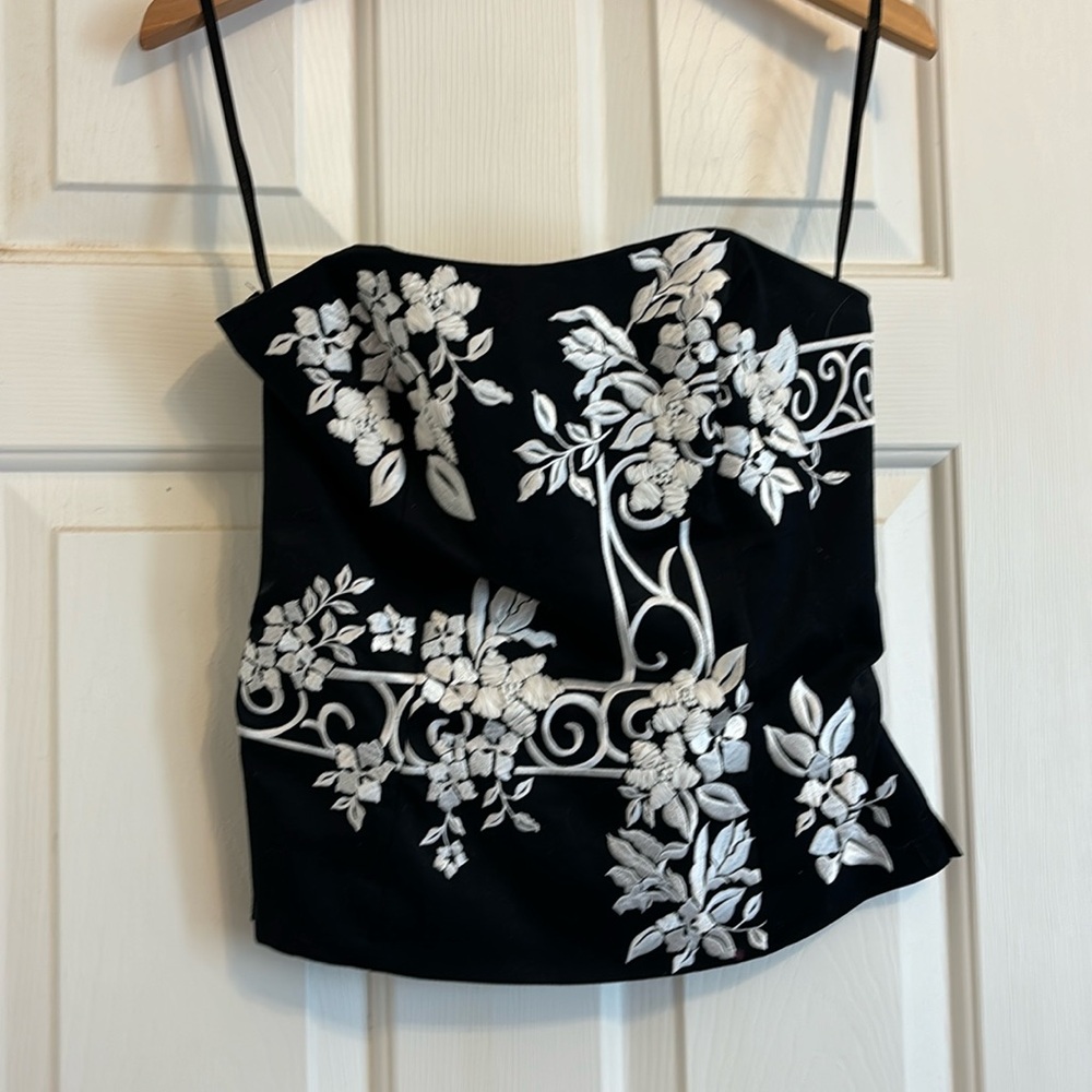 Black top that zips in back. Doesn’t have straps but has place for them